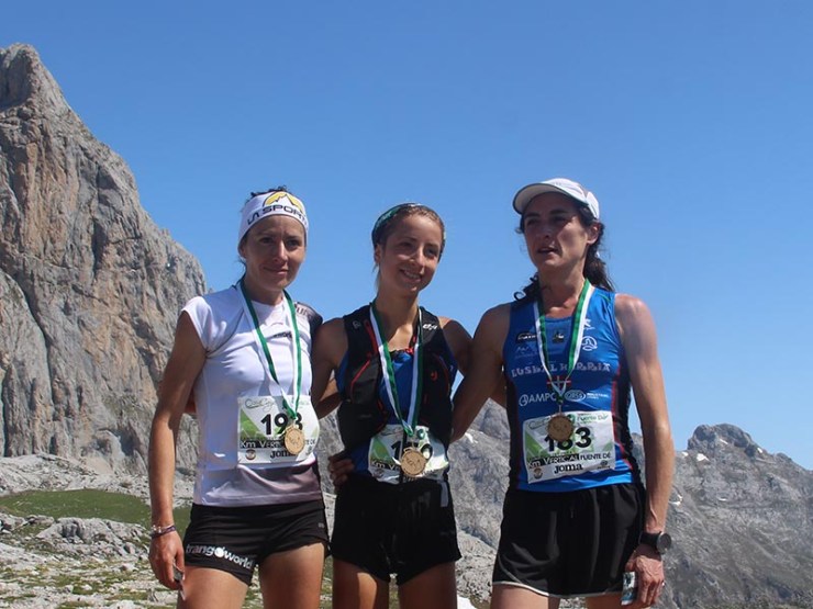 Vanesa Ortega, Paula Cabrerizo y Aitziber Ibarbia en la cima de Fuente Dé.