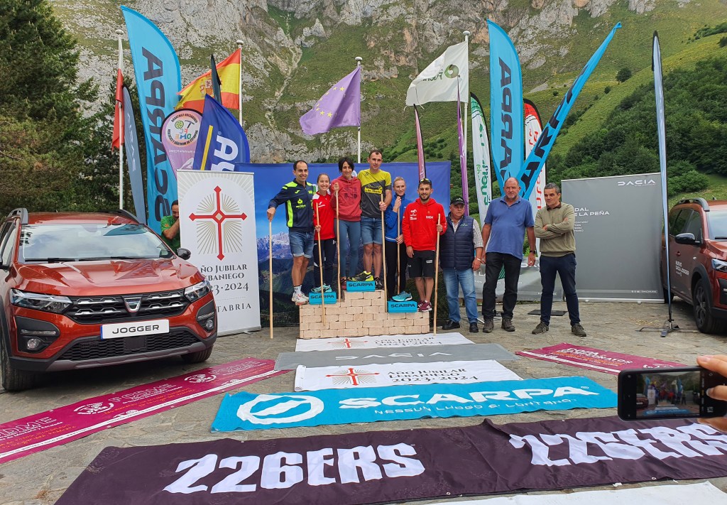 Foto del podium de los ganadores en categoría femenina y masculina del KmVerical® Fuente Dé 2022
